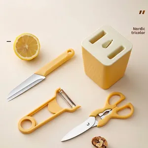 Juego de 4 utensilios de cocina con cuchillo, tijeras, pelador y base de soporte.