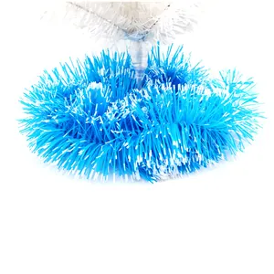 Detailansicht der blau-weißen Lametta-Schärpe für Mini-Tisch-Weihnachtsbaum-Deko