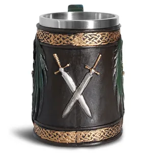 Vista detallada de jarra de cerveza medieval con espadas cruzadas y borde acero.