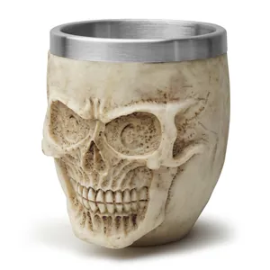 Detailansicht eines Totenkopf-Harzbechers mit Edelstahlrand für Halloween-Deko