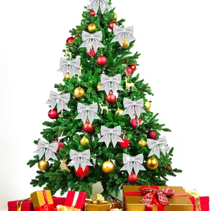 Silberne Glitzerschleifen schmücken einen üppigen Weihnachtsbaum als festliche Deko.