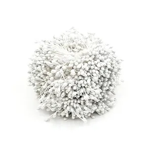 Detailaufnahme von 3mm weißen Perlglanz-Staubgefäßen für künstliche Blumen-DIY-Projekte