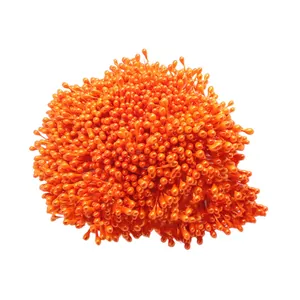 Makro-Detail von 3mm orangefarbenen perlmuttartigen künstlichen Blütenstempeln für DIY.