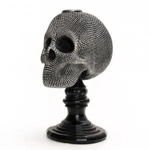 Portacandele a teschio in maglia argento su piedistallo nero vintage decorazione