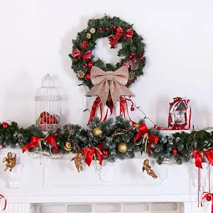 Detailansicht einer roségoldenen Glitzer-Weihnachtsschleife auf einem festlichen Kranz