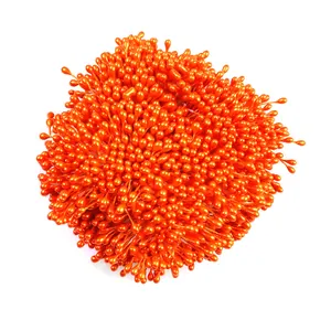 Makroansicht von 3 mm hellorangen perlmuttartigen Blütenstempeln für DIY-Handwerk