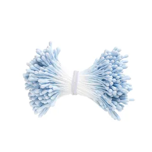 Nahaufnahme von 2mm hellblauen matten Gips-Blütenstempeln für DIY-Kunstblumen-Bastelarbeiten.