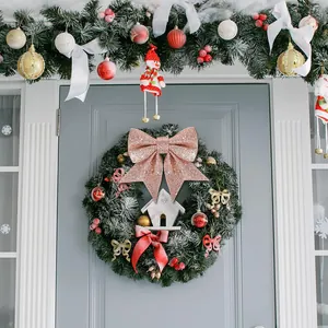 Exquisiter großer rosagoldener Glitzerschleifen-Schmuck an einem festlichen Weihnachtskranz