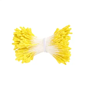 Detailansicht von 2mm gelben matten Blütenstempelkernen für DIY-Blumenbastelzubehör