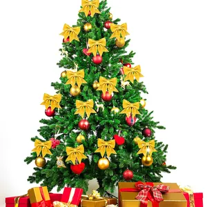Festliche goldene Glitzerschleifen als dekorativer Schmuck an einem Weihnachtsbaum
