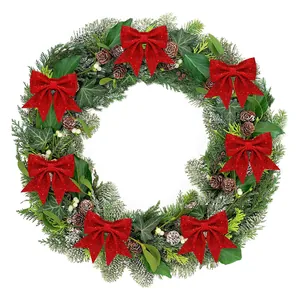 Detailaufnahme roter Glitzer-Weihnachtsschleifen auf einem festlichen Tannenkranz