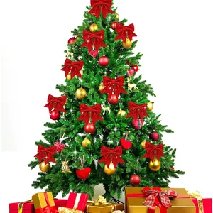 Detailansicht von funkelnden roten Glitzerschleifen an einem grünen Weihnachtsbaum