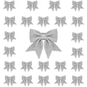 Set mit funkelnden silbernen Glitzerschleifen für die weihnachtliche Baumdekoration und Bastelarbeiten