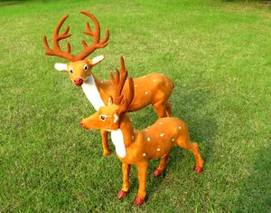 Detaillierte Ansicht von zwei realistischen Weihnachtsrentier-Figuren auf Rasen