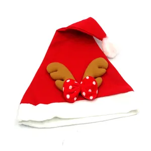 Feestelijke rode kerstmuts met pluche rendiergewei en een rode strik met witte stippen