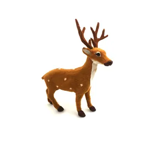 Nahaufnahme einer lebensechten Weihnachtsrentier-Figur mit realistischer Fellstruktur