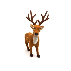 Detailansicht einer realistischen braunen Rentierfigur mit weißen Flecken für Weihnachten