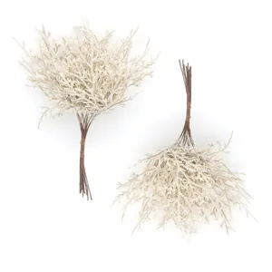 Nahaufnahme von künstlichen Frost-Raureif-Blattstielen für elegante Winterdekoration