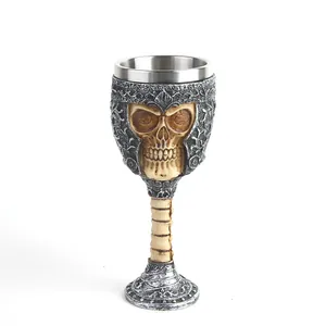 Gotischer Totenkopf Kelch aus Harz und Edelstahl Vintage Relief Skelett Weinglas für Bar Party Halloween Deko Geschenk