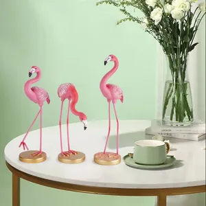 Lot de trois figurines de flamants roses sur socle doré pour décoration intérieure