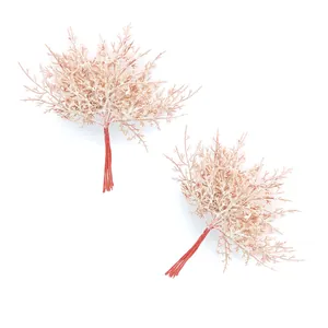 Detailansicht von zwei rosa künstlichen Frostzweigen für die Heimdekoration