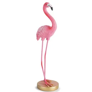 Gros plan d'une figurine de flamant rose élégante sur socle doré pour déco de maison