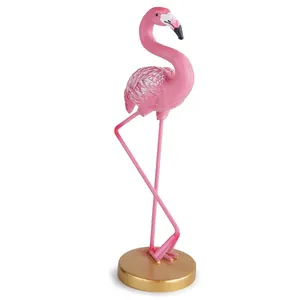 Élégante figurine de flamant rose sur socle doré pour une décoration de maison moderne