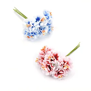 Detailansicht von zweifarbigen rosa und blauen künstlichen Seidenchrysanthemen-Bündeln