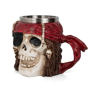 Detail van een piratenschedel bierpul met rode bandana en roestvrijstalen binnenkant