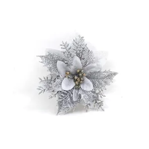 Nahaufnahme einer silbernen Glitzer-Weihnachtsblume zur Dekoration von Adventskränzen