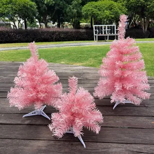 Drei rosa Mini-Weihnachtsbäume in verschiedenen Größen für die festliche Tischdekoration