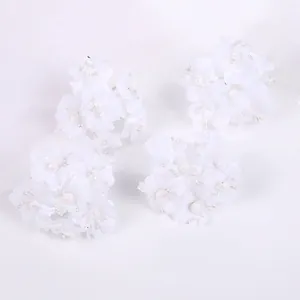 Nahaufnahme weißer künstlicher Stoffkamelienblüten für kreatives DIY-Blumenhandwerk