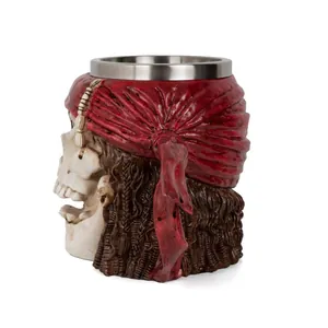Detail van de Pirates of the Caribbean schedel mok met rode bandana en gevlochten vlecht