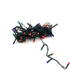 Detail van veelkleurige kerstverlichting met mini-lampjes en donkergroene bedrading