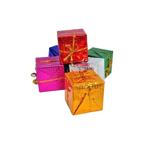 Dekorative bunte Laser-Weihnachtsgeschenkbox-Ornamente mit goldenen Bändern für den Baum.
