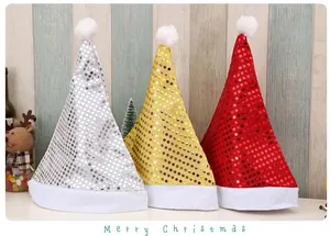 Gedetailleerde opname van feestelijke kerstmutsen met pailletten in zilver, goud en rood.