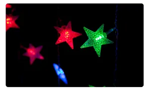 Macro close-up van stervormige LED lichtslingers voor feestelijke kerstdecoratie