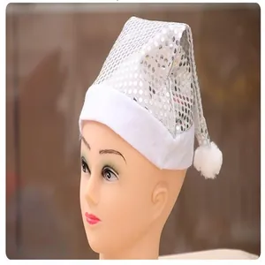 Glinsterende zilveren kerstmuts met pailletten en witte pluche rand op een etalagepop
