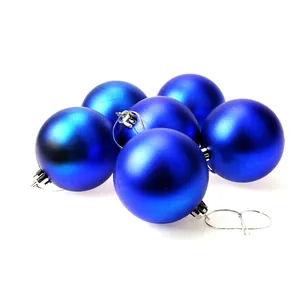 Set aus blauen matten Weihnachtskugeln mit silbernen Aufhängeschnüren für den Baum.