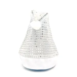 Detailweergave van een glimmende zilveren kerstmuts met witte pluche rand