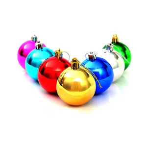 Sortiment glänzender bunter Weihnachtskugeln in Gold Rot und Blau für den Tannenbaum