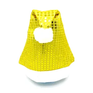 Detailweergave van een feestelijke gele kerstmuts met pailletten en witte pluche pompon.
