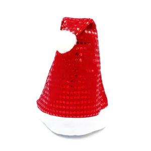 Detailweergave van een sprankelende rode kerstmuts met pailletten en witte pluche.