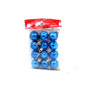 Detail eines 12er-Sets glänzender blauer Weihnachtskugeln in Klarsichtverpackung.