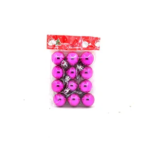 Set aus glänzenden rosa Weihnachtskugeln für die festliche Baum- und Hausdekoration
