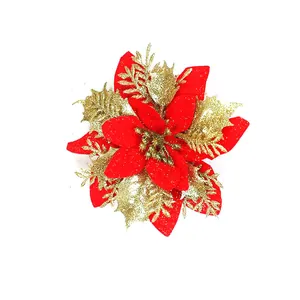 Detaillierte Nahaufnahme der roten und goldglitzernden künstlichen Weihnachtsblume