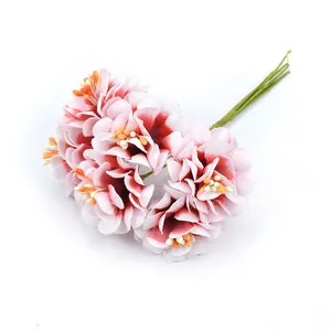 Detailansicht eines künstlichen zweifarbigen Chrysanthemenstraußes in Rosa und Rot