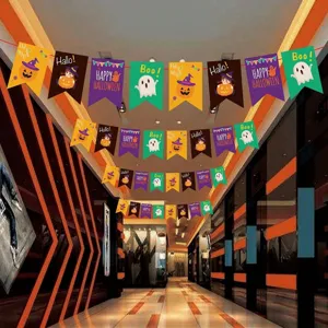 Banderoles d'Halloween en papier avec fantômes et citrouilles dans un grand couloir.