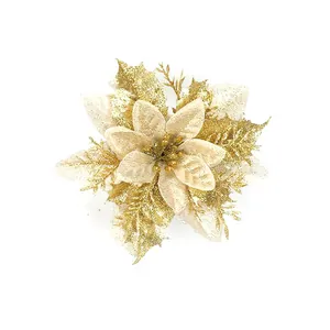 Detailaufnahme einer schimmernden goldenen künstlichen Weihnachtsblume mit feinem Glitzerdekor