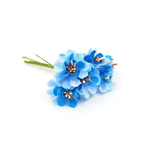 Detailansicht von blauen und hellblauen künstlichen Seiden-Chrysanthemen-Blumen